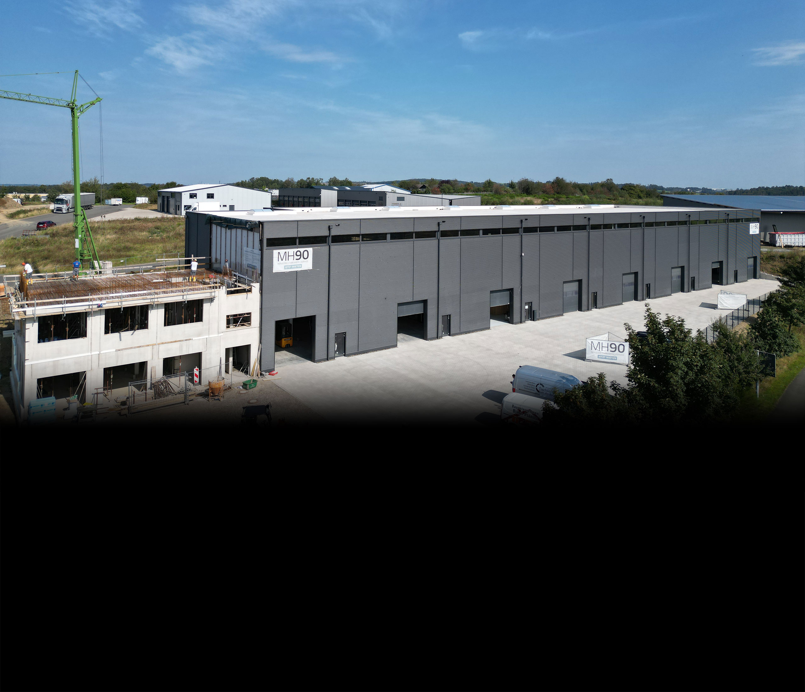 Die bezugsfertige Gewerbehalle MH90 mit dem angrenzenden Büroneubau in Marienheide-Griemeringhausen